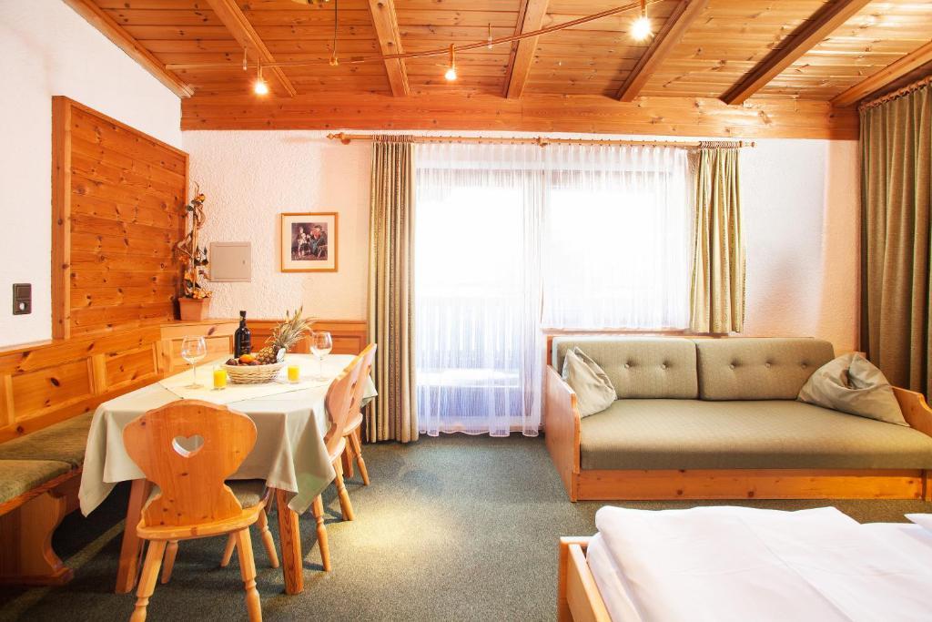 Johannahof Appartements Kaprun Room photo